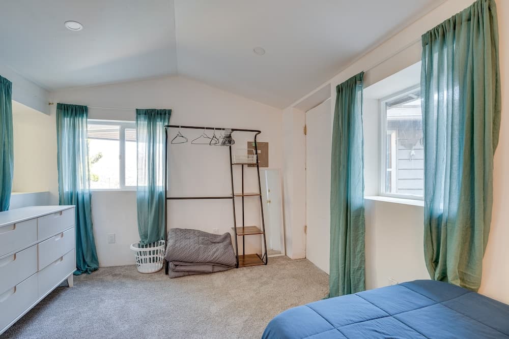 Colorful Lake Chelan Home w/ Saltwater Pool!