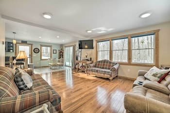 Gaylord Cottage w/ Hot Tub, 1 Mi to Skiing!