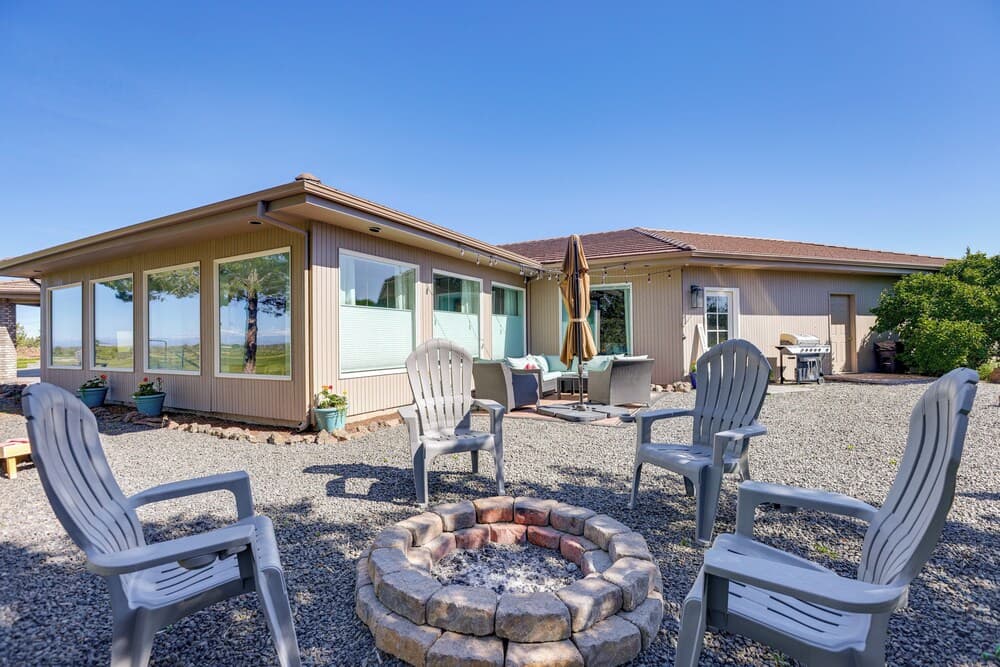 Beautiful Ranch Home w/ Cascade Mountain View