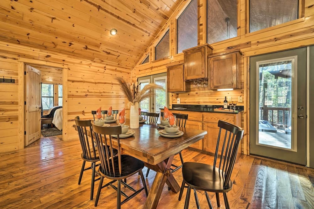 Broken Bow Cabin w/ Hot Tub ~ 6 Mi to Lake!