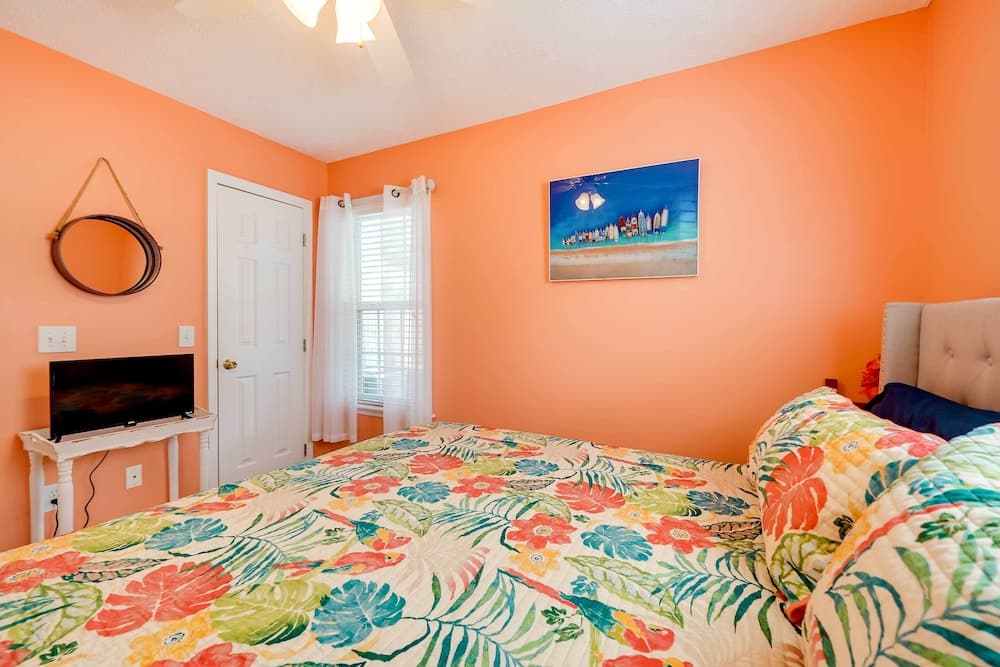 Oak Island Hideaway Hut ~ 1 Mi to Long Beach!