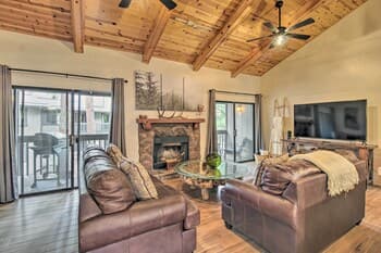 Quaint Pinetop Retreat w/ Balcony & Grill!