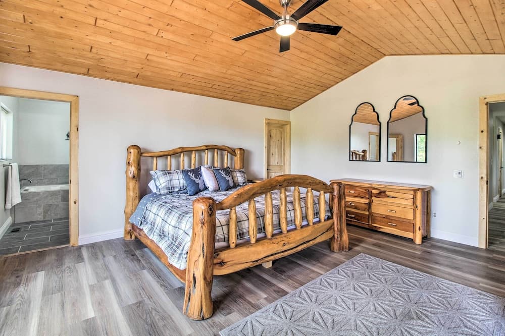 Game Room & Wooded Views: Pinetop Cabin!