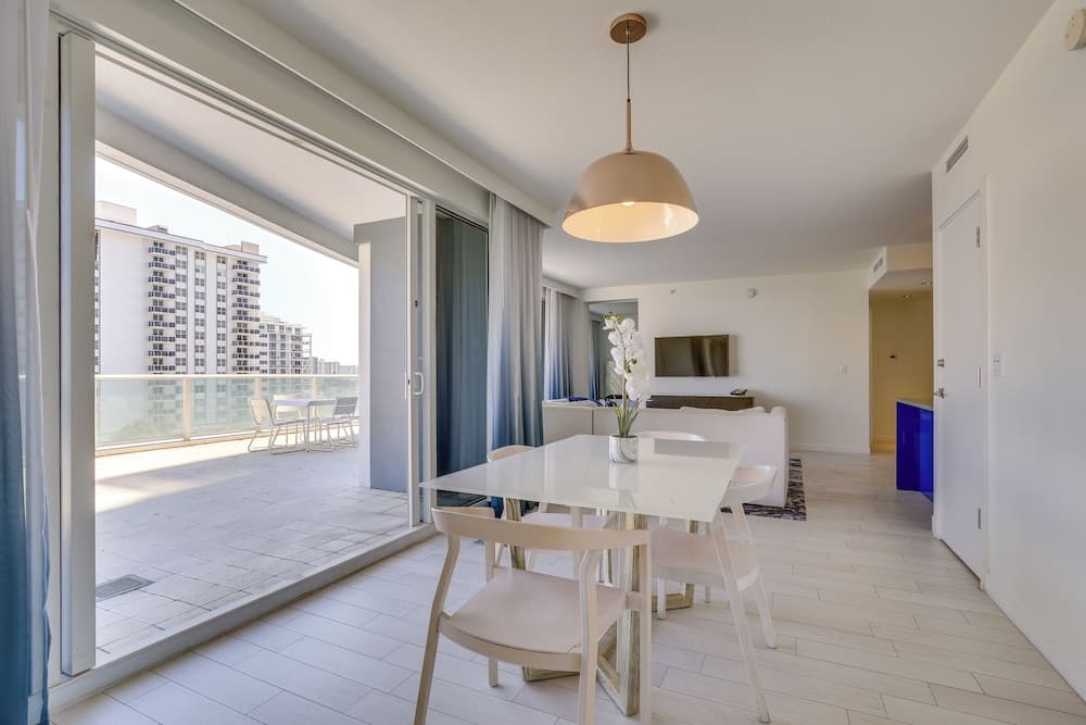 Fort Lauderdale Condo w/ Veranda + Ocean View!