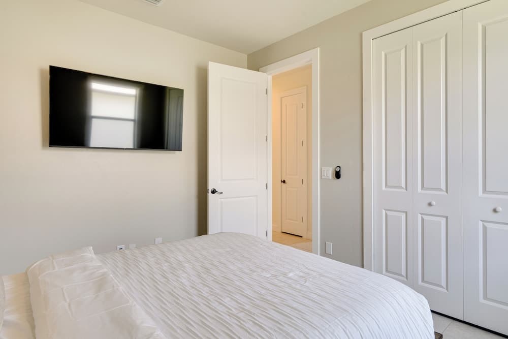 Pool & Gulf Access Canal: Chic Cape Coral Home!