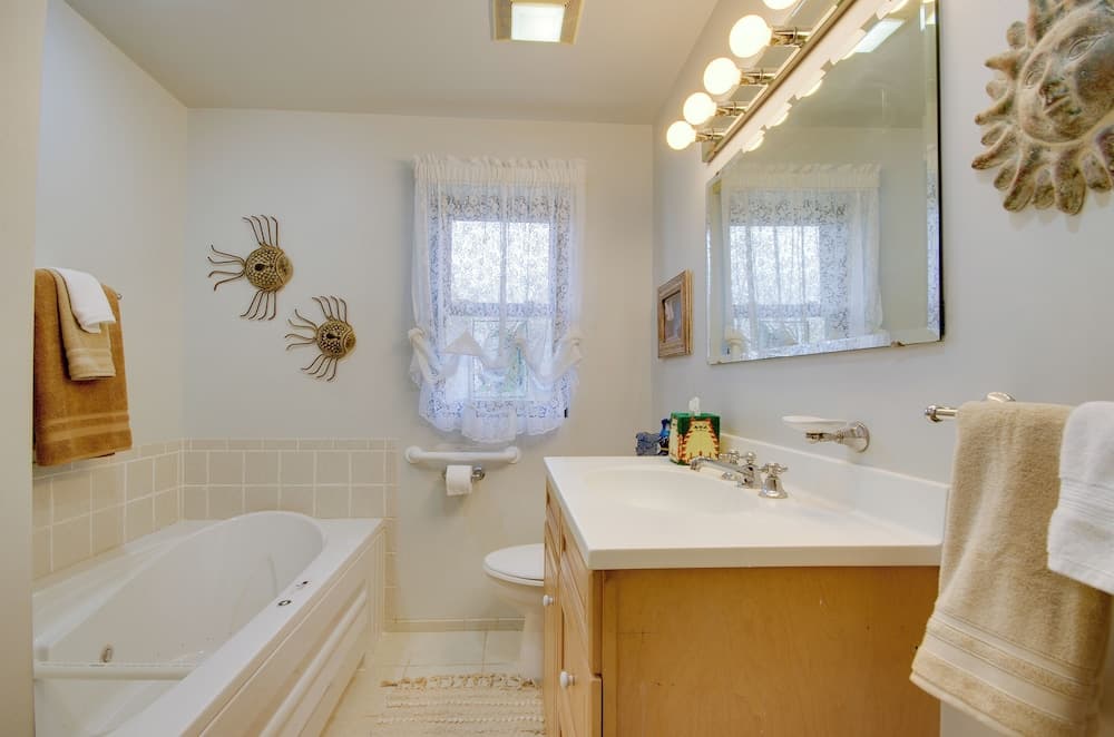 Charming Jefferson City Home: 2 Mi to Downtown!