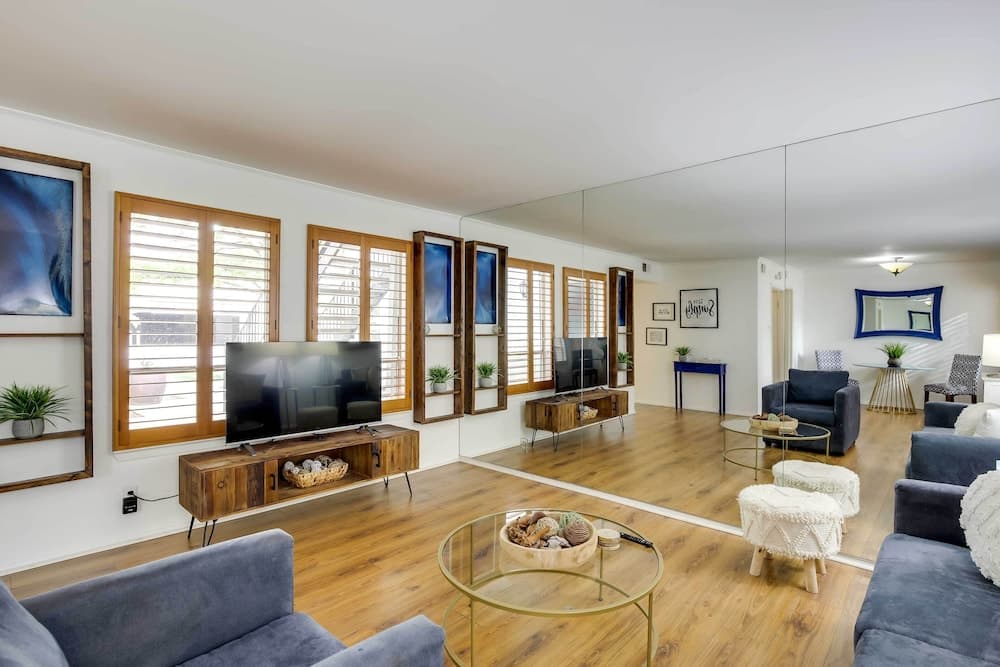 Stylish Condo w/ Pool in Knox Henderson!