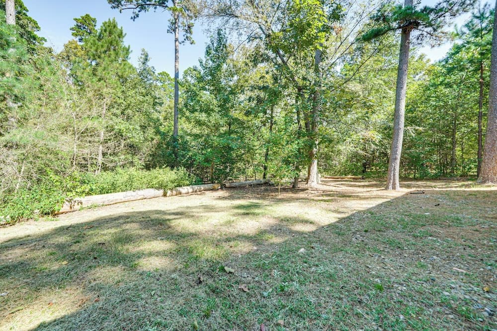 Broken Bow Rental Cabin w/ Hot Tub & Bar