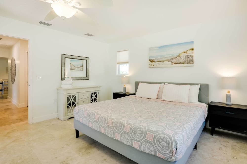 St Augustine Cottage w/ Fire Pit - Walk to Pier!