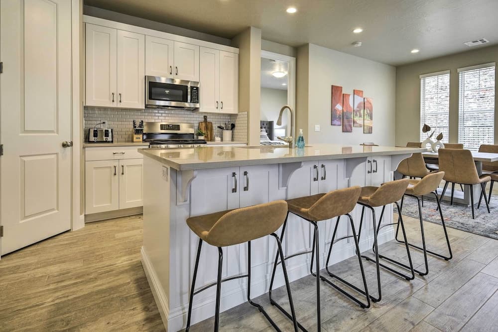 Washington Hiking Getaway w/ Pool Access!