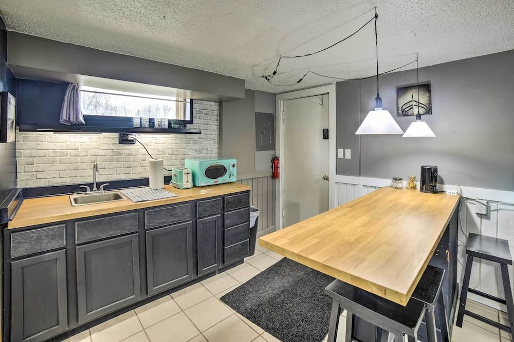 Portage Studio: 11 Miles to Indiana Dunes!