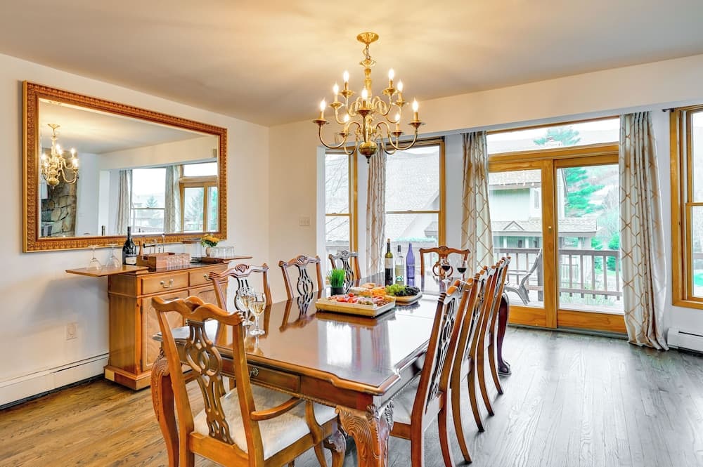 New York Retreat - Furnished Deck & Mountain Views