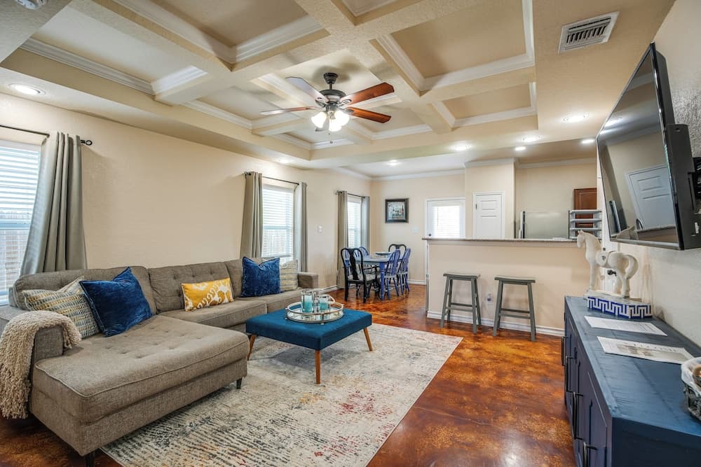 San Antonio Townhome ~ 2 Mi to Aquarium!