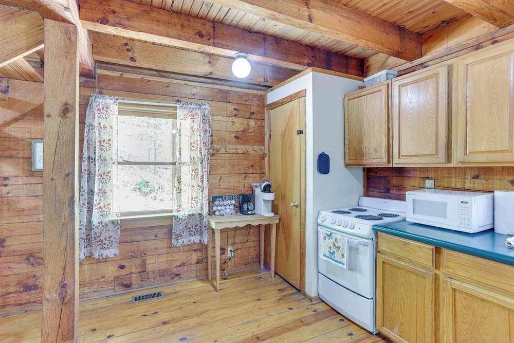 Comfy Taswell Cabin Rental - Community Amenities!