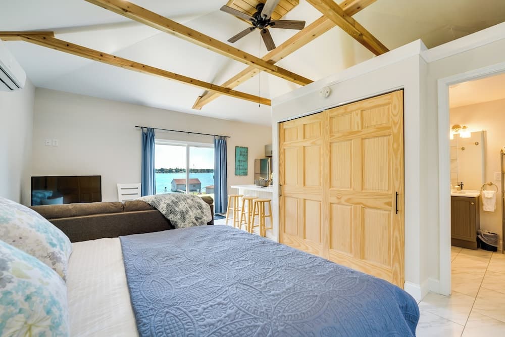 Serene Riverfront St. Clair Studio: Walk to Dtwn!