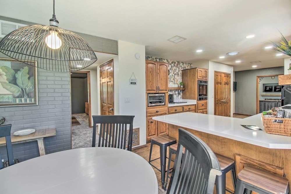 Screened Porch, Fenced Yard: Lakeside Retreat!