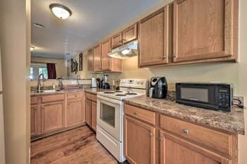 Cozy Greensboro Townhome ~ 7 Mi to UNC Campus