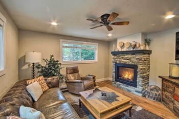 Cozy Ronald House w/ Backyard & Fire Pit!