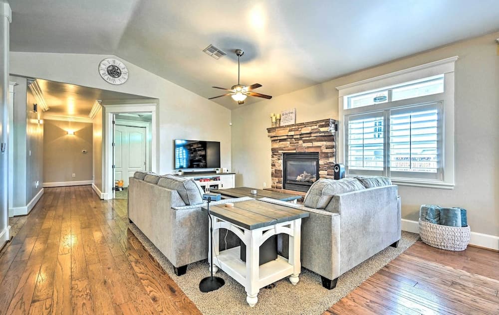 Bellemont Family Home w/ Hot Tub & Playground Set