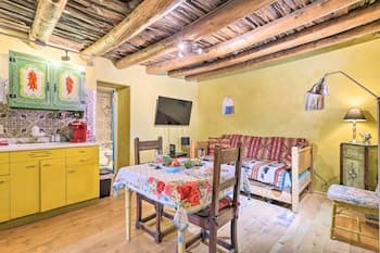 Artsy Santa Cruz Apartment w/ Shared Hot Tub