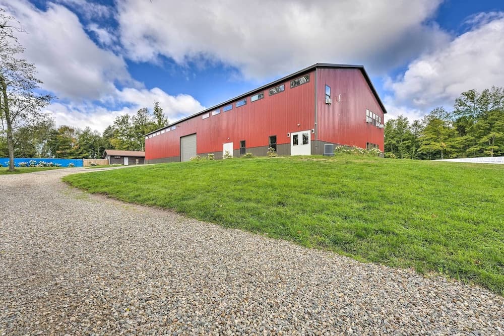 Cozy Cabin: Community Pool & Lakefront Beach!