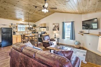 Cozy Cabin < 8 Mi to Great Smoky Mtn Ntl Park