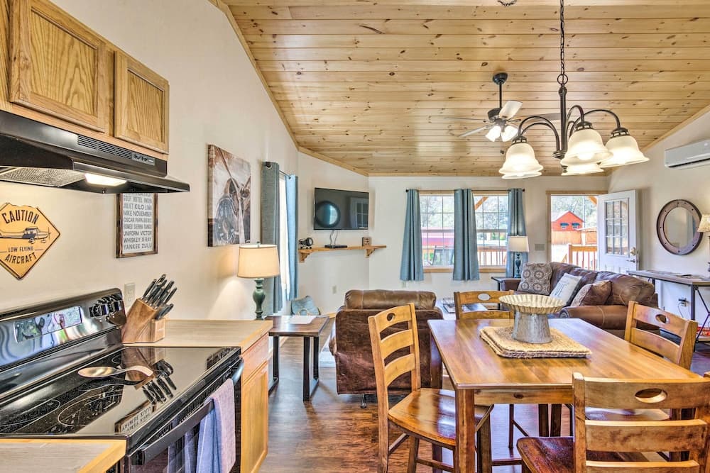 8 Mi to Great Smoky Mtn National Park: Cozy Cabin