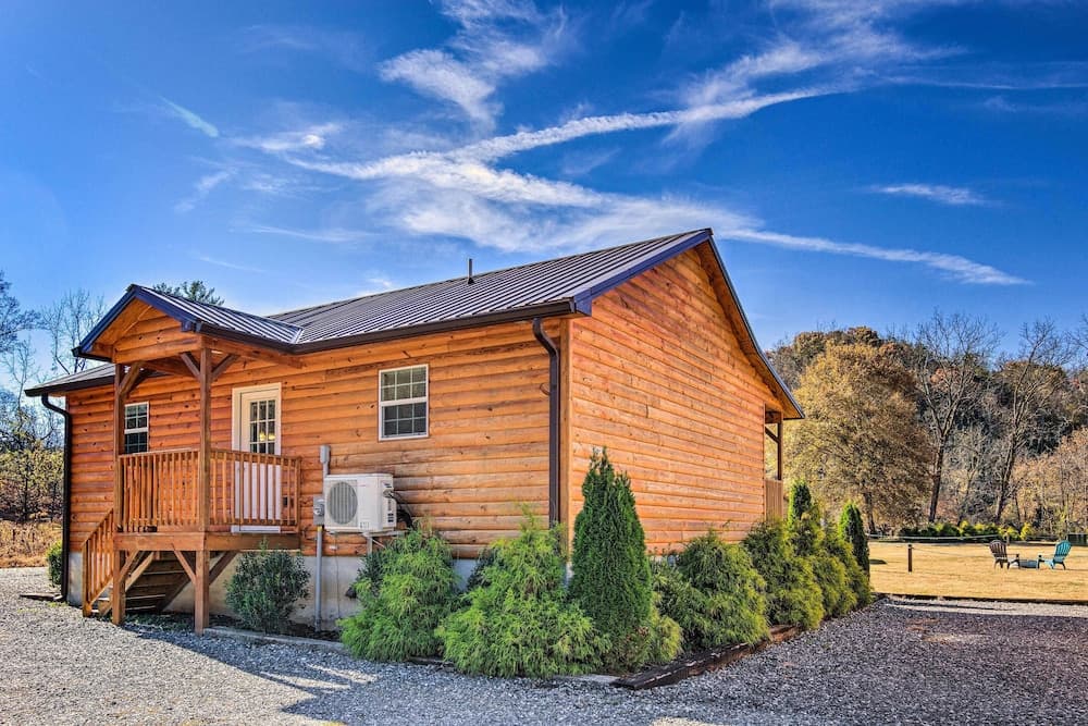 8 Mi to Great Smoky Mtn National Park: Cozy Cabin