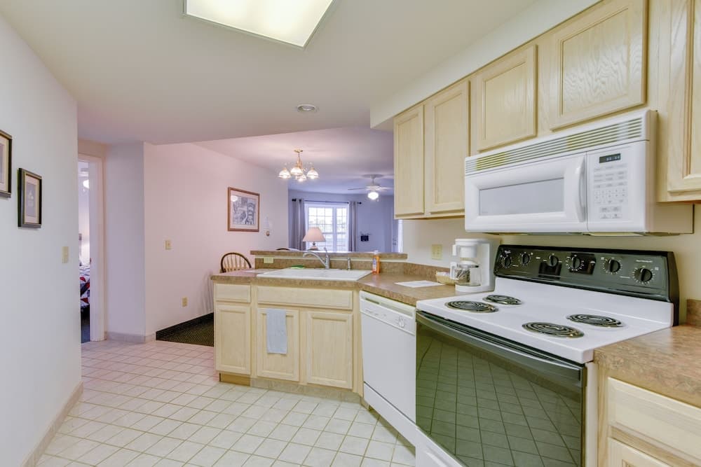 Cozy Pigeon Getaway, Close to Public Beaches!