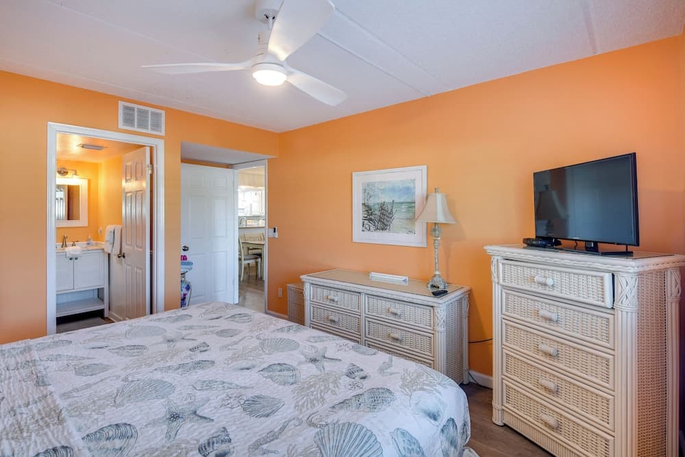 Resort Condo Steps to Beach: Snowbirds Welcome!