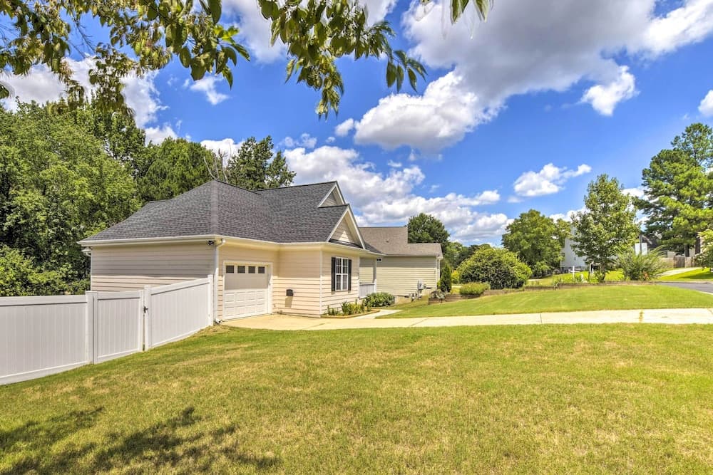 Welcoming Abode w/ Yard ~ 1 Mi to Dtwn Apex!