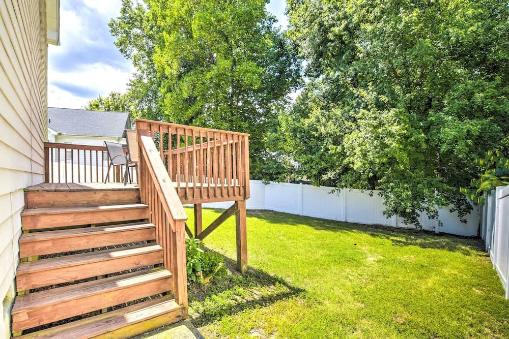 Welcoming Abode w/ Yard ~ 1 Mi to Dtwn Apex!