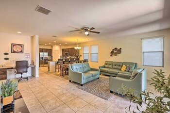 Glendale Retreat: Walk to State Farm Stadium!