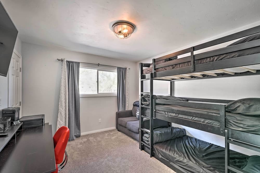 2 Mi to Lake Havasu State Park: Home w/ Pool!