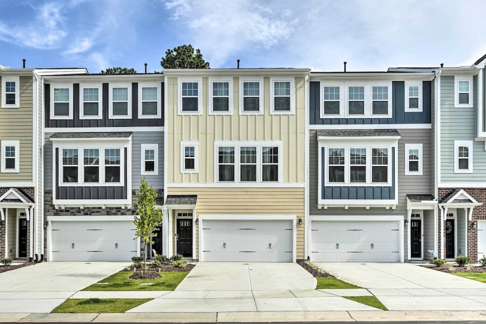 Tasteful Durham Townhome - 6 Mi to Downtown!
