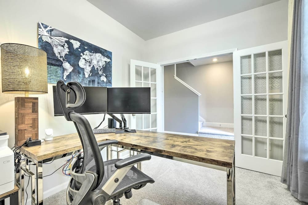 Tasteful Durham Townhome - 6 Mi to Downtown!