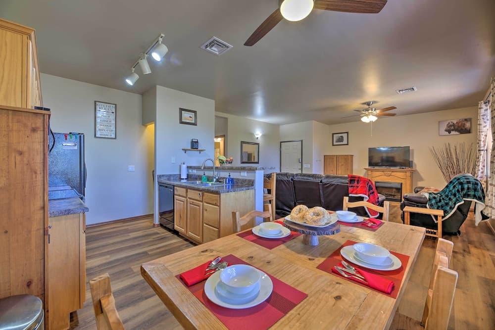 Near Lake & Trails: Show Low Condo w/ Grill!
