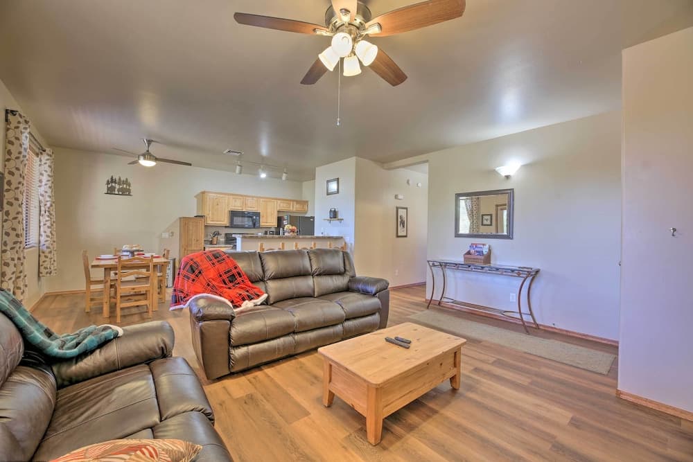 Near Lake & Trails: Show Low Condo w/ Grill!