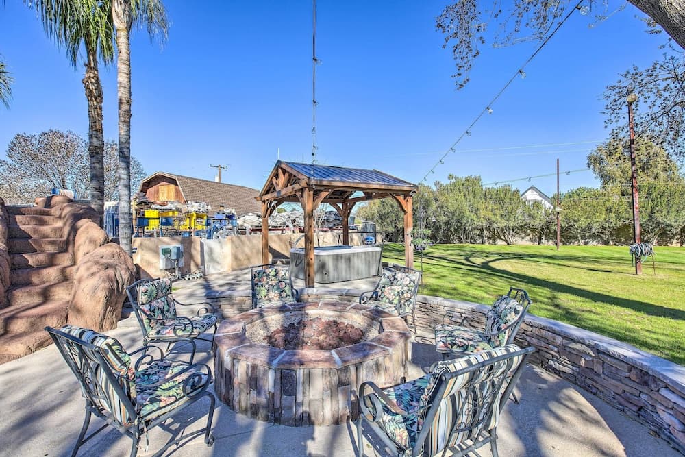 Spacious Glendale Home w/ Outdoor Kitchen!