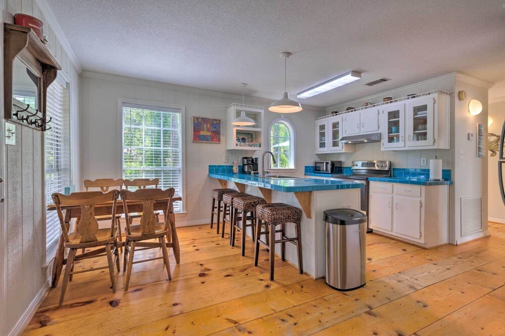 Charming Dauphin Island Home ~ 1 Mi to Beach!