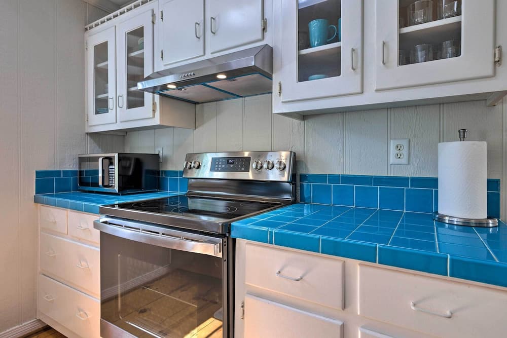 Charming Dauphin Island Home ~ 1 Mi to Beach!