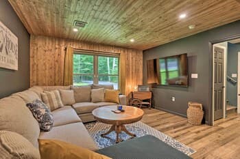 Cozy Pocono Lake Retreat w/ Spacious Backyard