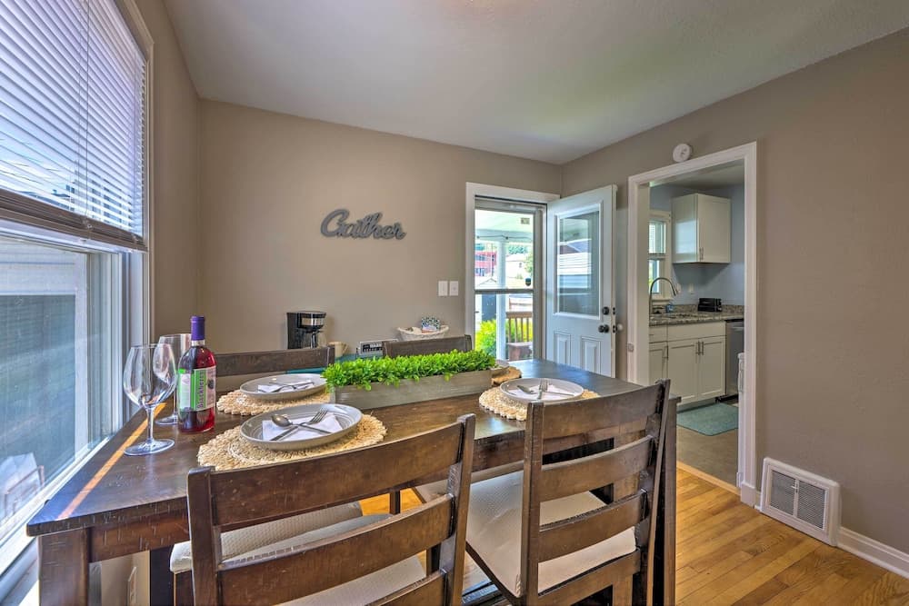 Charming Charleston Home w/ Yard & Fire Pit!