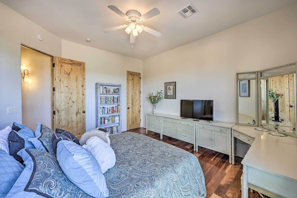 Mtn-view Gem w/ Pool, BBQ & Fire Pit in Scottsdale