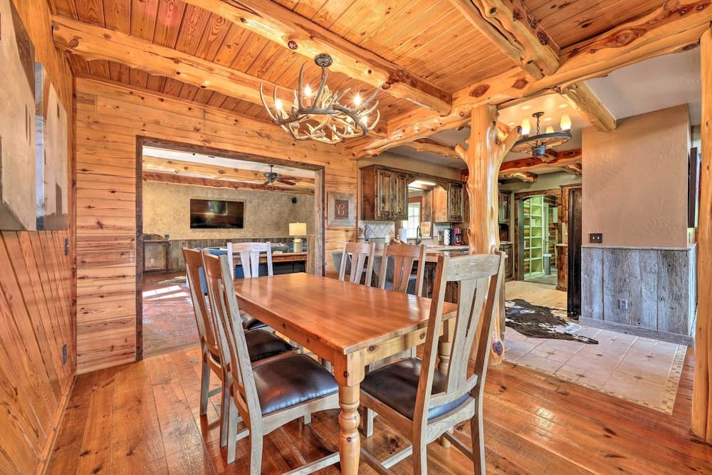 Eureka Springs Area Cabin w/ Deck + 7 Acres!