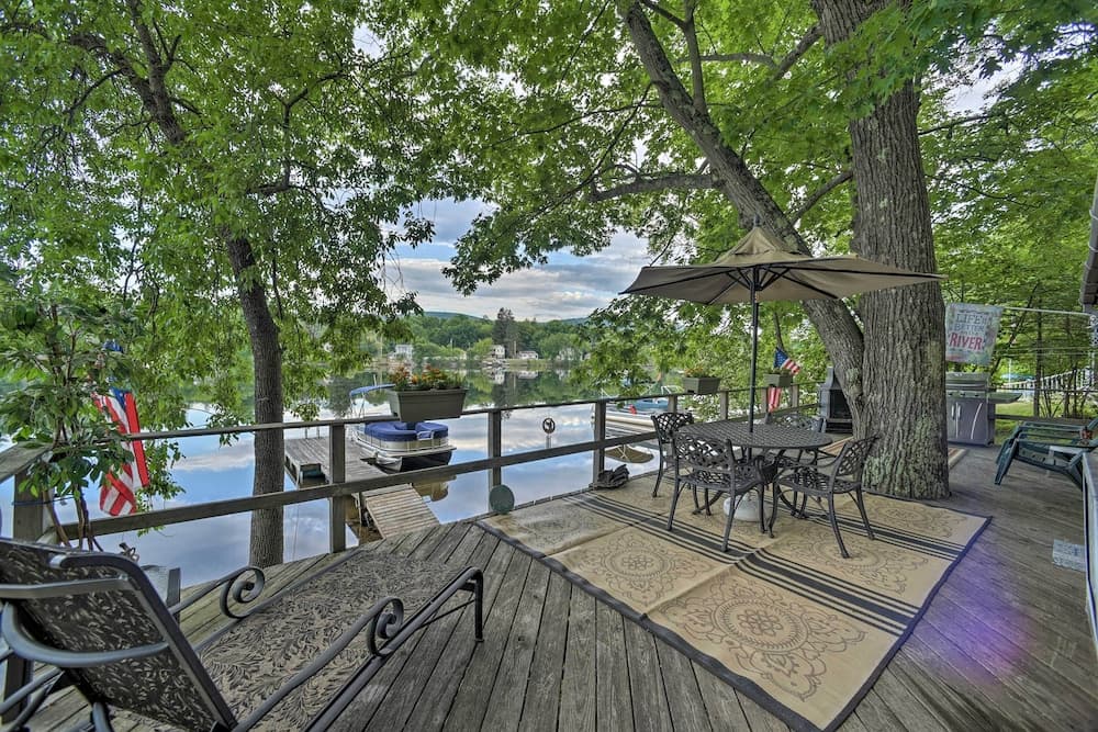 Riverfront Escape w/ Dock: 19 Mi to Saratoga!