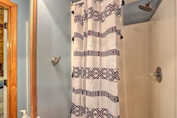 'bumblebee Cottage' Murphy Retreat w/ Hot Tub