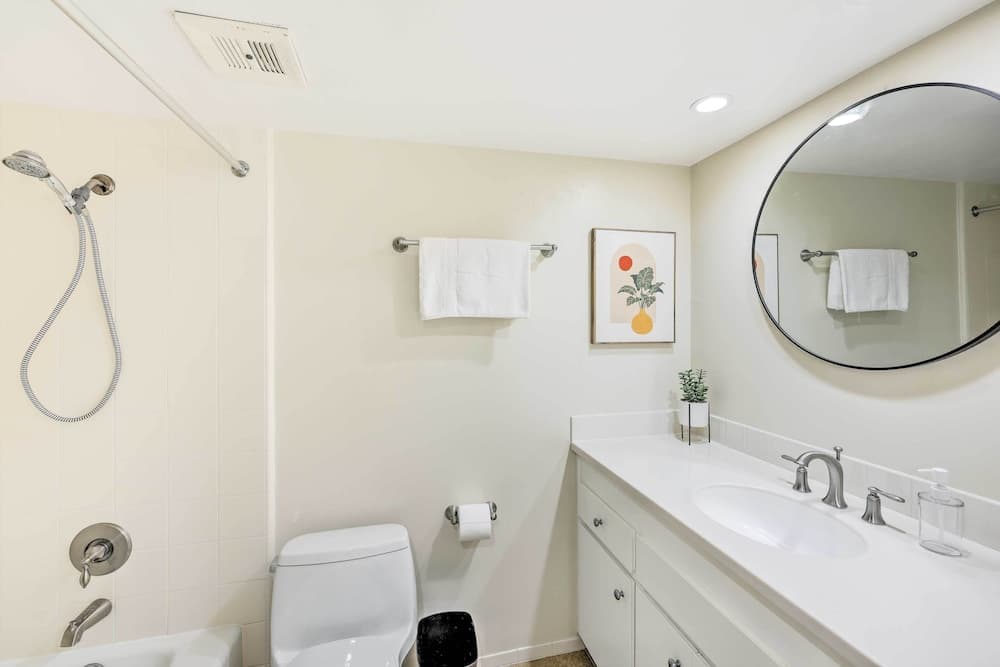 Stunning Old Town Condo: Pool & Sunset Views!