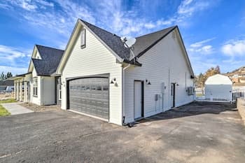 Stylish Klamath Falls Unit < 1/2 Mi to Oit!