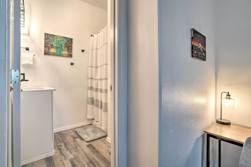 Stylish Klamath Falls Unit < 1/2 Mi to Oit!